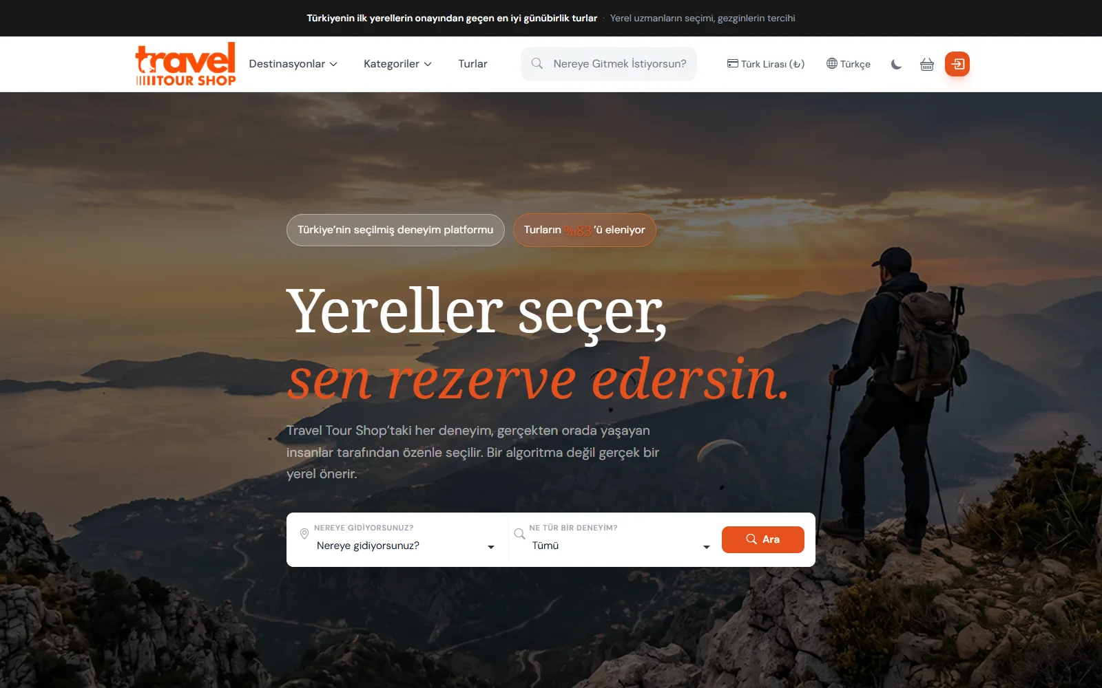 TravelTourShop ana sayfası: dağda yürüyen gezgin ve tur arama kutusu