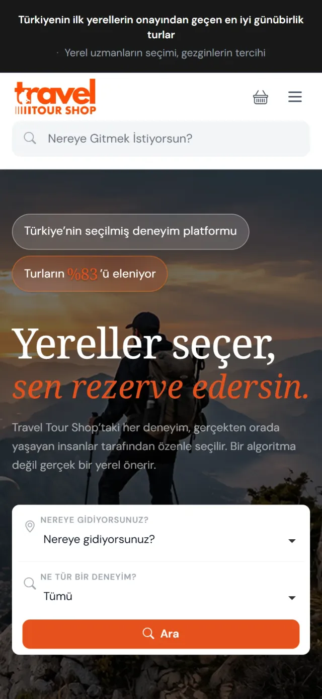 TravelTourShop ana sayfası: dağda yürüyen gezgin ve tur arama kutusu — telefon görünümü